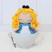Alice in Wonderland Amigurumi Crochet Pattern - English, Dutch, German, Spanish, French